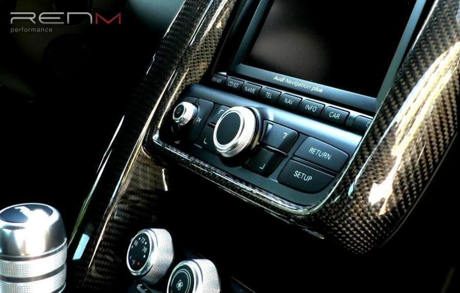 Детали интерьера Audi R8 by RENM 2010 года  (фото 2 из 10)